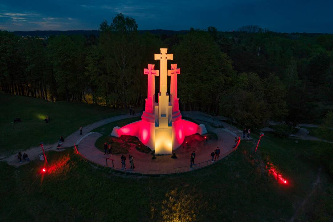 Sostinės Trijų kryžių paminklas nušvito Ispanijos vėliavos spalvomis
