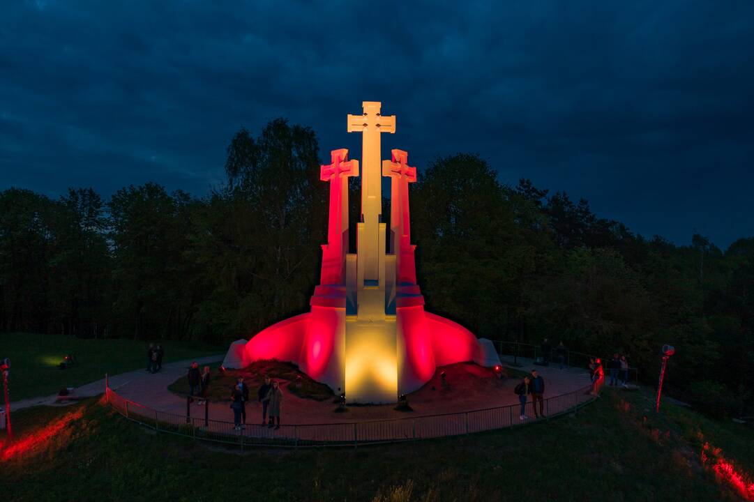 Sostinės Trijų kryžių paminklas nušvito Ispanijos vėliavos spalvomis