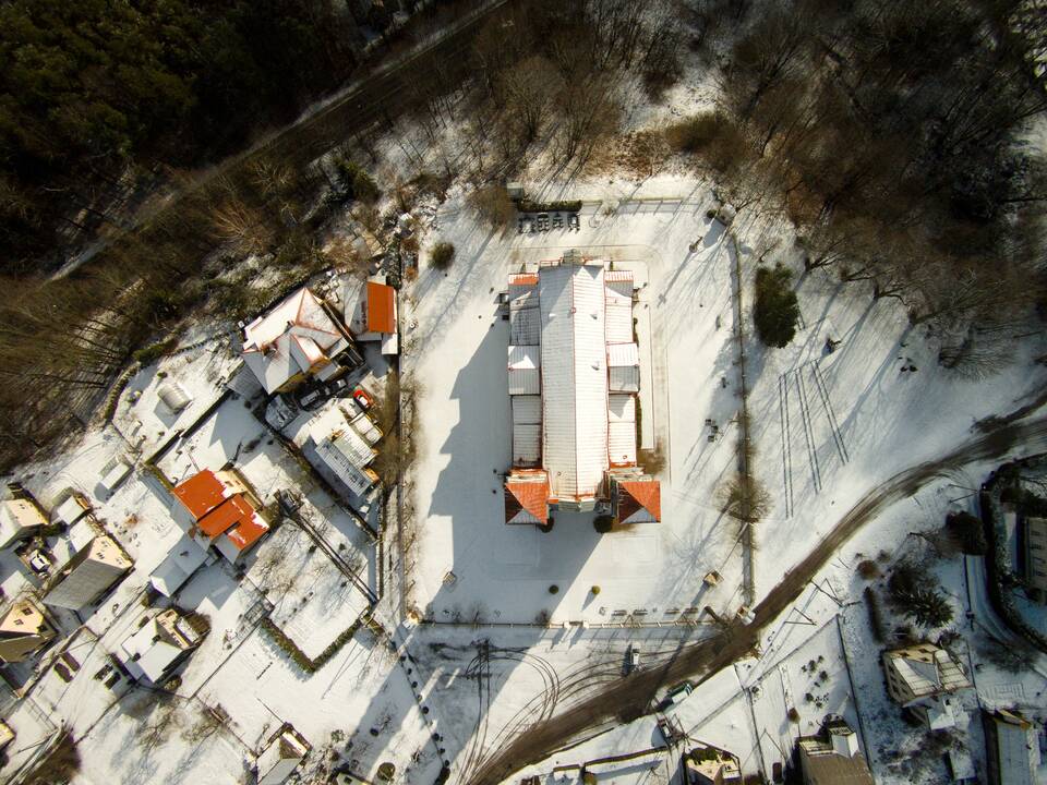Sniegas pastatų stogams dar nekelia pavojaus, bet jie pradedami valyti
