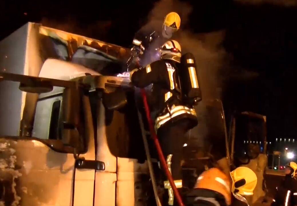 Pilaitės prospekte Vilniuje atvira liepsna degė automobilis