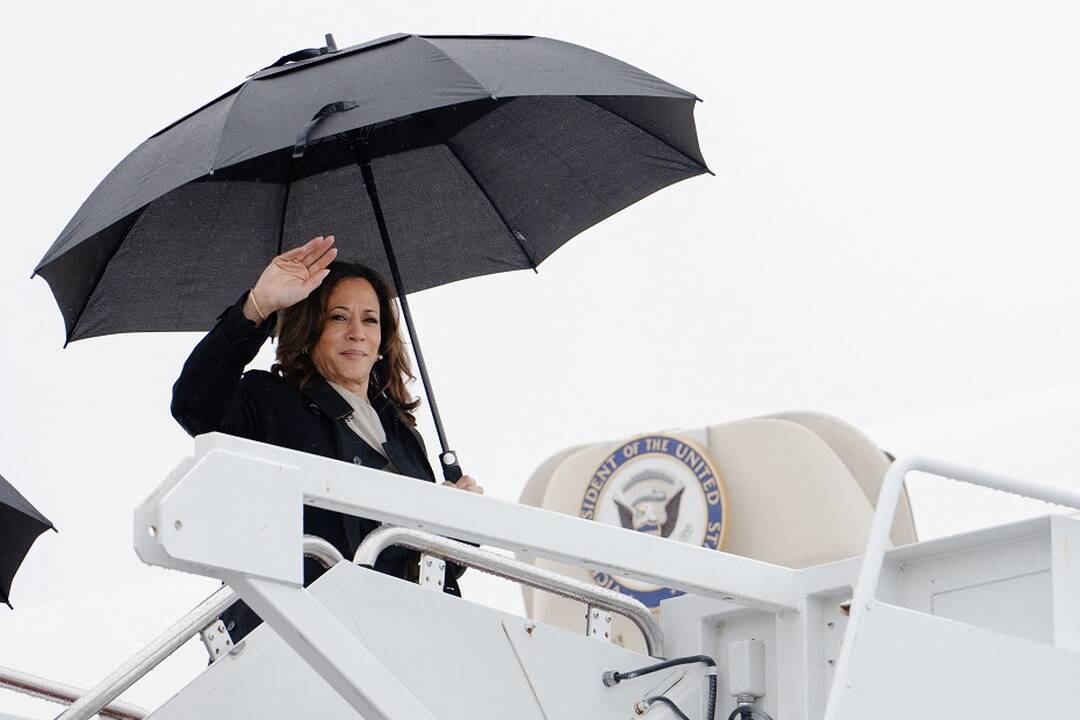 J. Bideno įpėdinė K. Harris: kas ji ir ar gali nugalėti D. Trumpą?