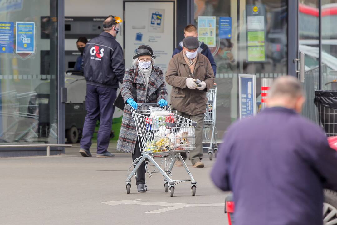 Pasikeitė: daugelis parduotuvių per karantiną dirbo trumpiau, buvo ir laikinai užsidariusių, dalis žmonių apskritai ėmė jose lankytis gerokai rečiau. Kai kurie nauji pirkėjų įpročiai pastebimi ir šiandien.
