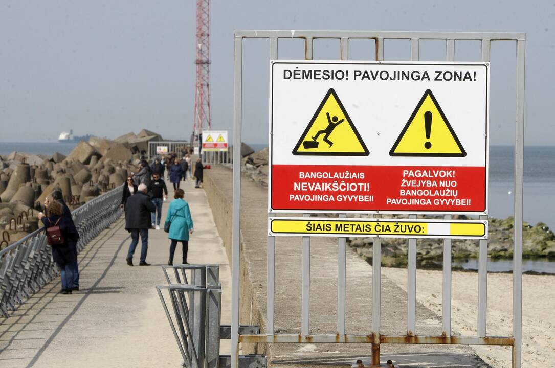 Saviveikla: Šiaurinis molas virsta savotiška, ne visai legalia atminties siena, kurioje įamžinami žuvusieji jūroje.
