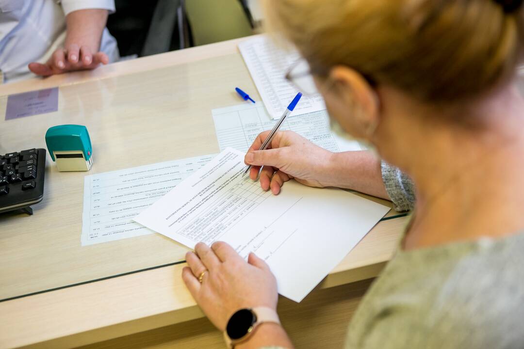 Įspėja: išaugus vakcinacijos tempams, medikai nespėja skiepyti nesiregistravusių žmonių – visų prašoma registruotis iš anksto.