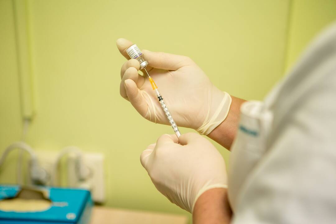 Įspėja: išaugus vakcinacijos tempams, medikai nespėja skiepyti nesiregistravusių žmonių – visų prašoma registruotis iš anksto.