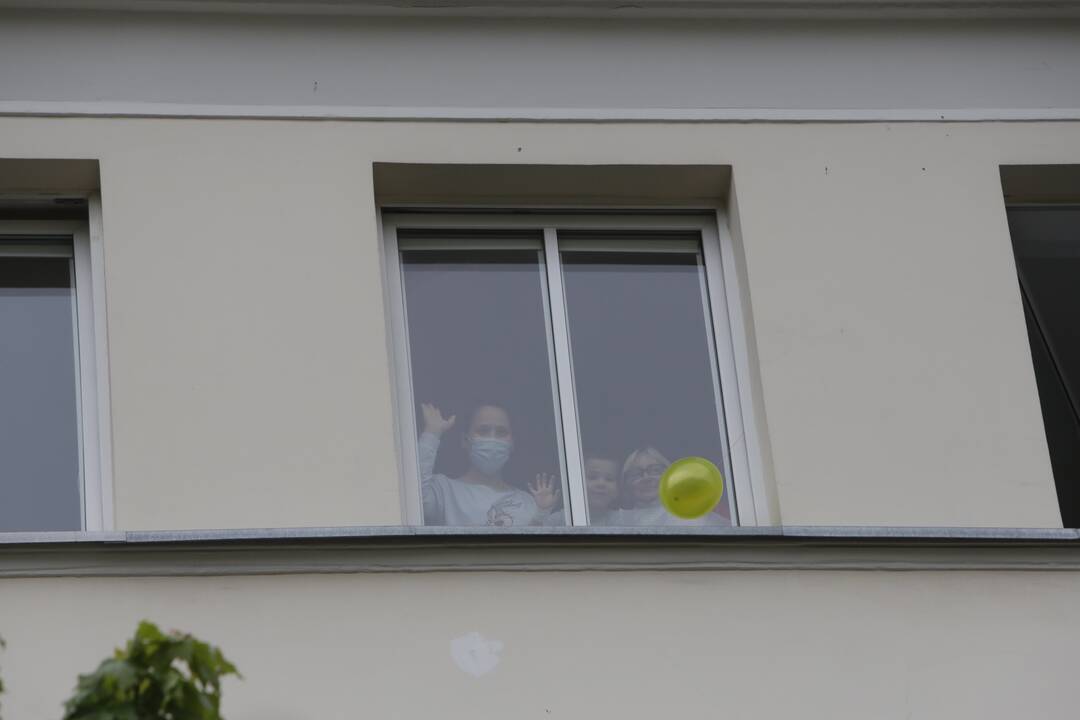 Palaikymas: birželio 1-ąją Klaipėdos vaikų ligoninės darbuotojai visuomet suranda kuo pradžiuginti mažuosius pacientus, šįkart po ligoninės langais koncertavo Karinių jūrų pajėgų orkestras.