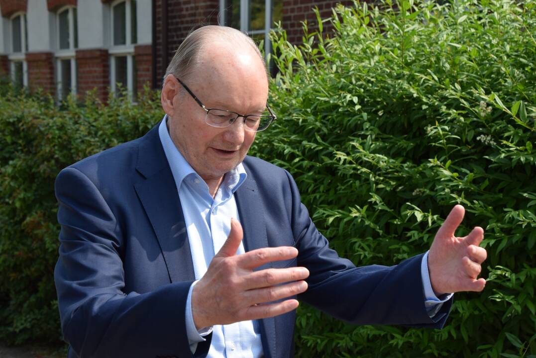 Memuarai: praėjus beveik 40 metų po pastarosios knygos publikavimo, politikas ir žurnalistas Č. Juršėnas parašė naują, šįkart ne apie pasaulį ir tarptautinius įvykius, o apie savo paties patirtis ir išgyvenimus istorinio lūžio laikmečiu.