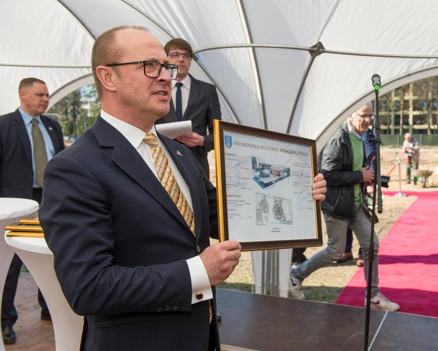 Šiais laikais kultūros objektų Lietuvoje statoma labai mažai, tad į Druskininkuose pradėtos statybos kapsulės įkasimo šventę atvyko ir Vyriausybės atstovai.
