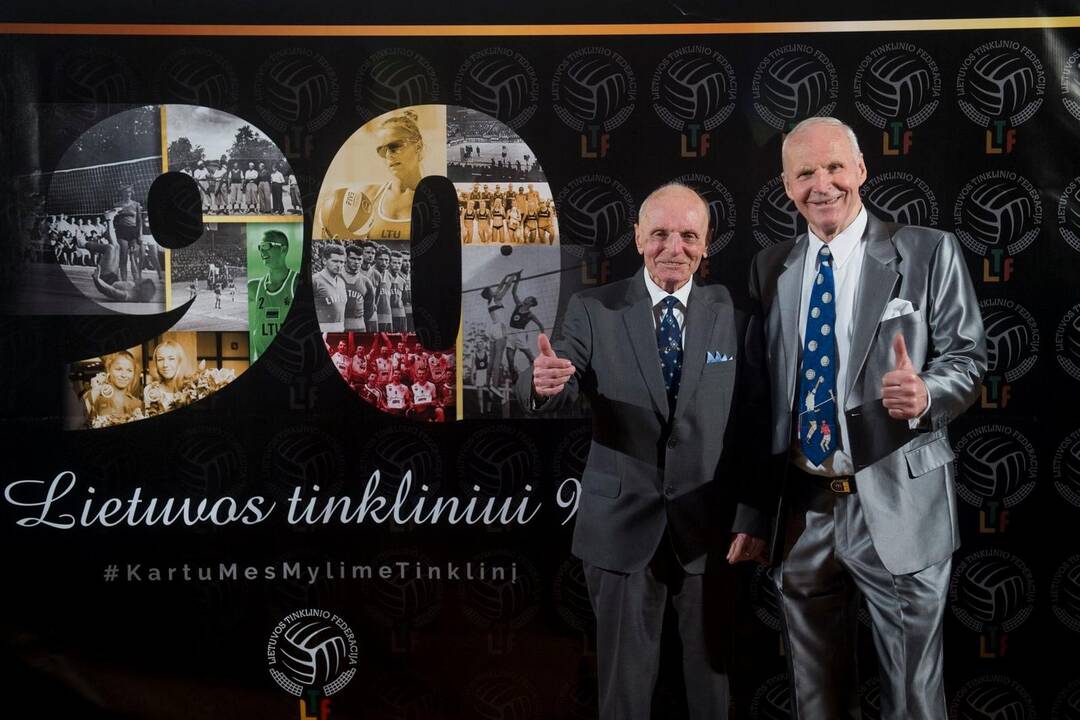 Kolegos: V.Jankus (kairėje) su buvusiu auklėtiniu, žinomu tinklinio treneriu ir teisėju V.Kirkliausku.