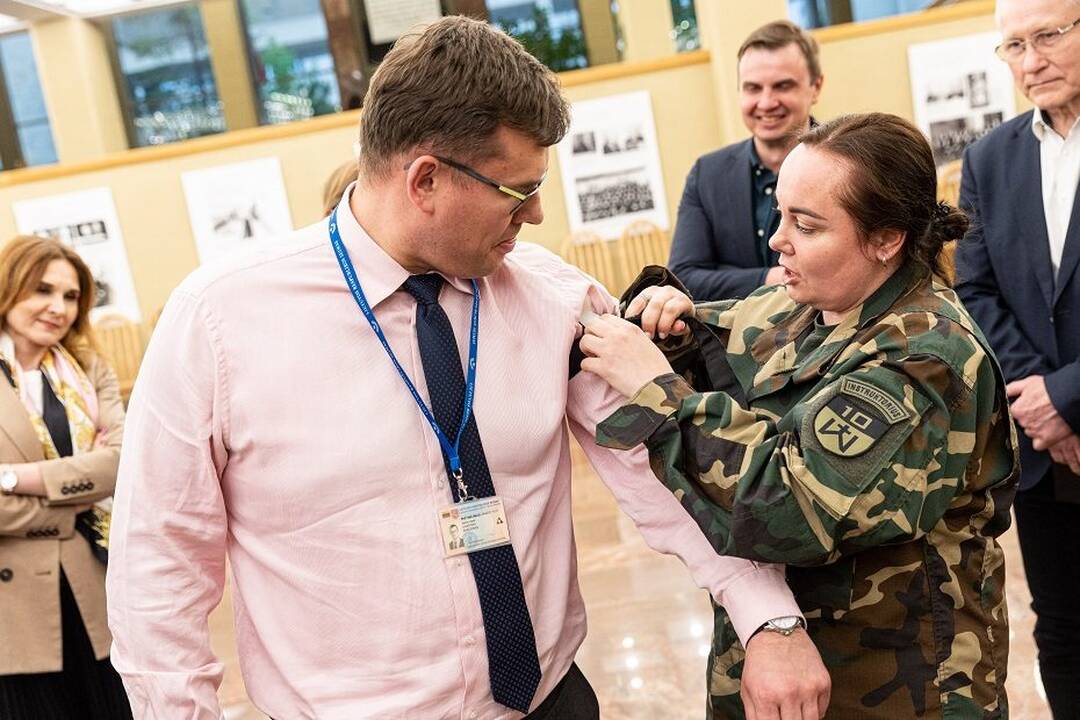Prievolę išklausyti mobilizacijos kursus svarsto taikyti ne tik valstybės tarnautojams