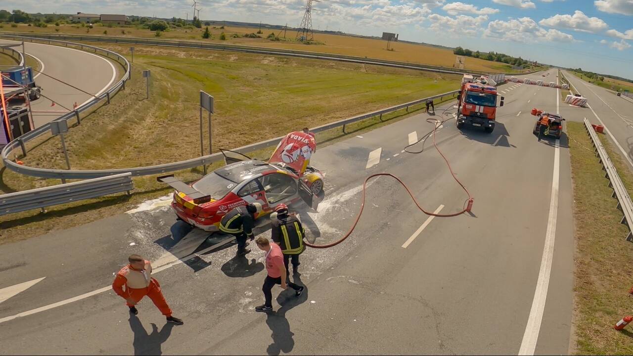 „Aurum 1006 km lenktynėse“ – pirmieji nuostoliai: išpurškė net aštuonis gesintuvus 