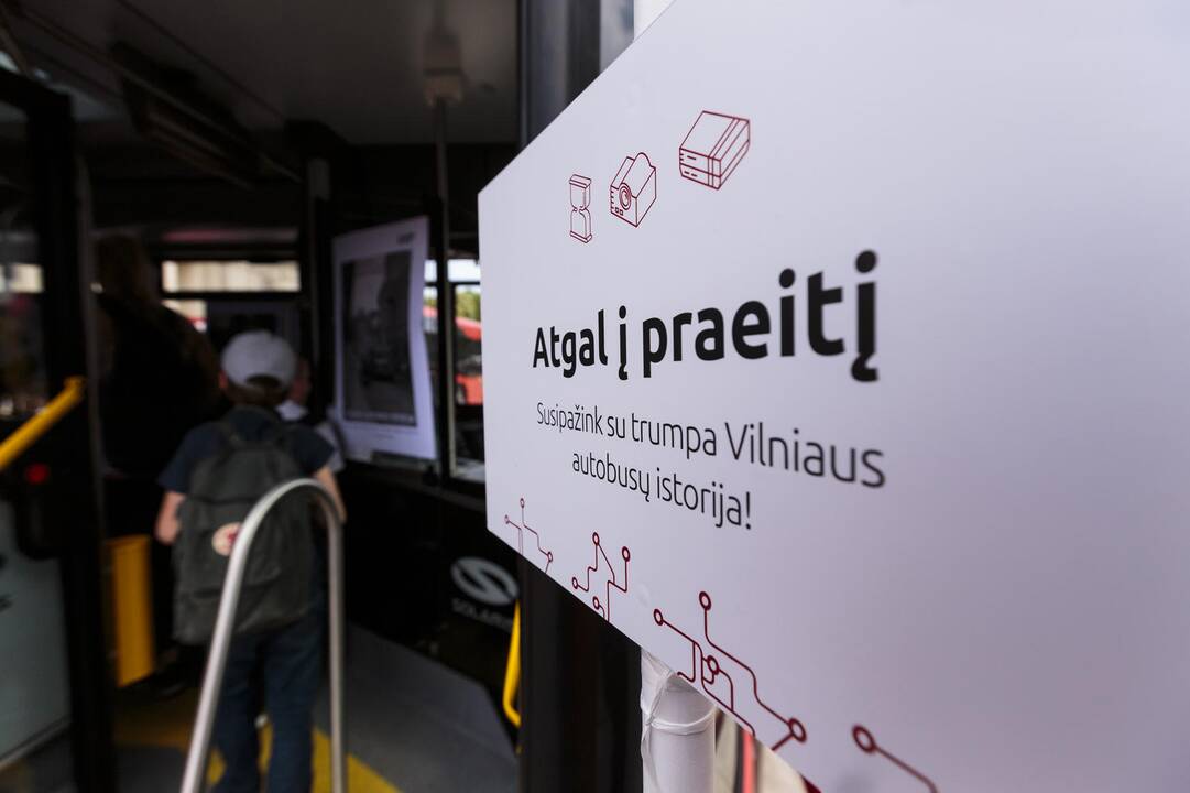 Vilniaus Katedros aikštėje – raudonų autobusų labirintas