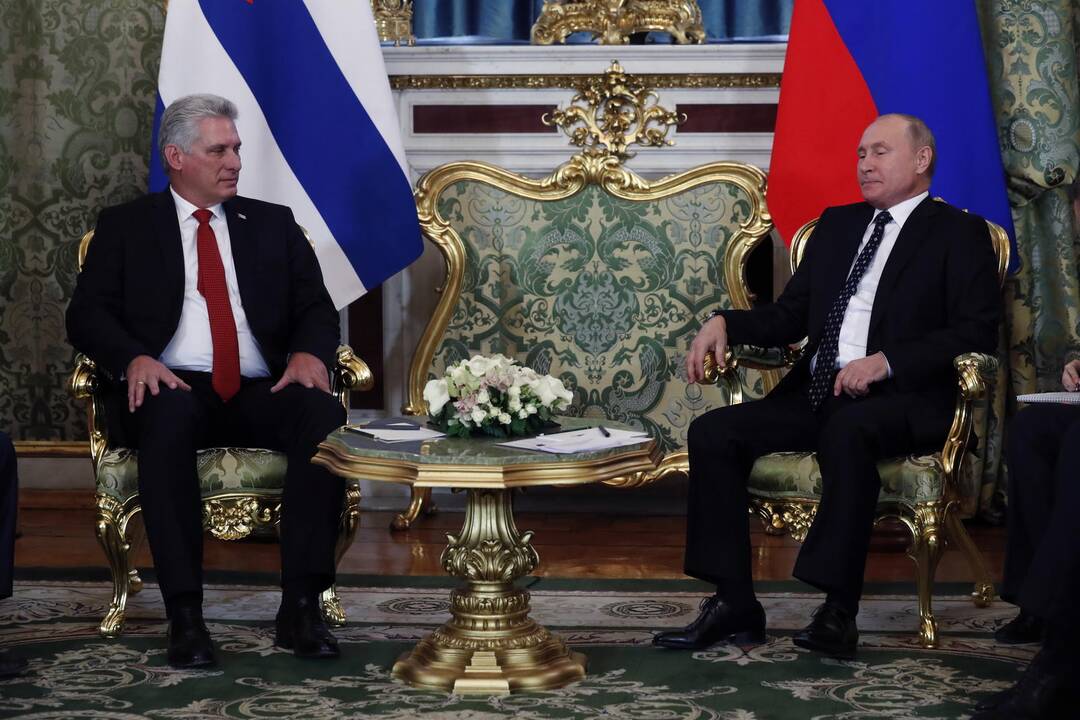 Miguelis Diazas-Canelis (kairėje) ir Vladimiras Putinas