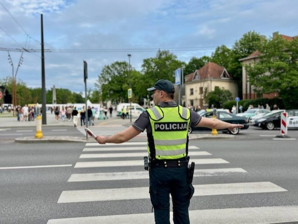 Pamačiusi policijos pareigūnus neblaivi vairuotoja nusprendė savo kelionę tęsti pėsčiomis