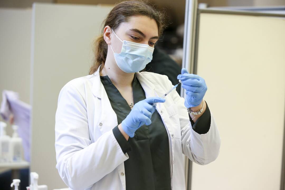 Vyriausybė svarstys privalomus skiepus daliai darbuotojų, už testus mokėtų darbdaviai