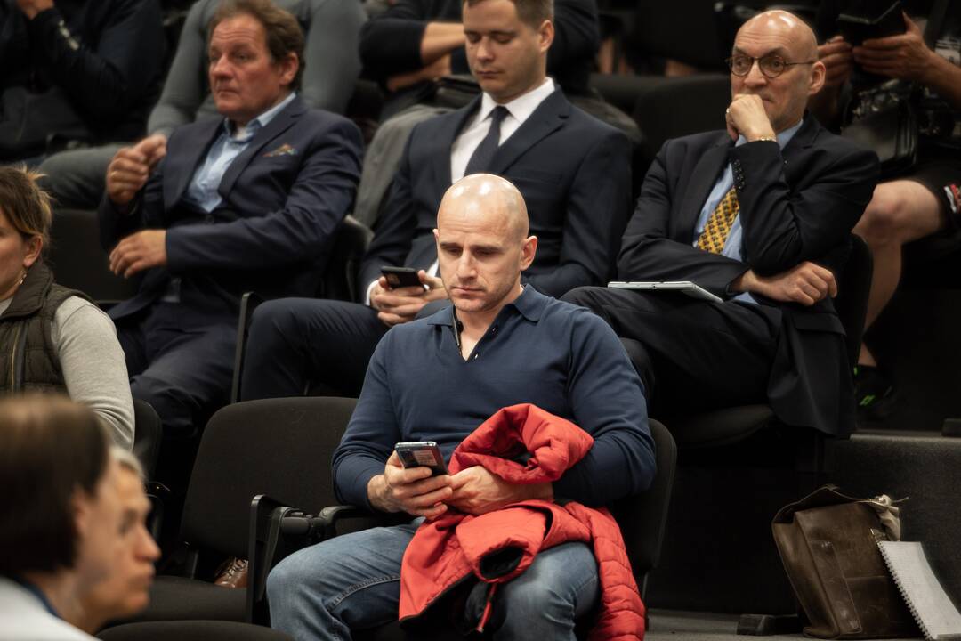 Asociatyvi nuotrauka iš posėdžio