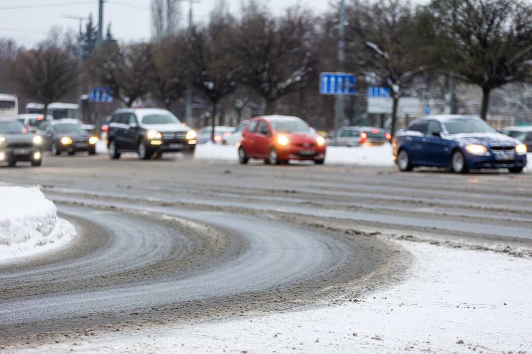 Eismo sąlygas sunkina lijundra ir plikledis
