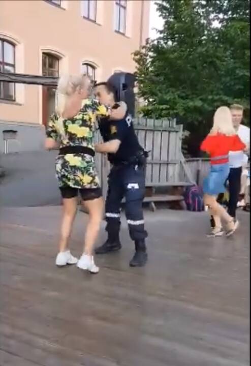 Policininkas tapo interneto sensacija: jo šokis daugeliui atėmė žadą