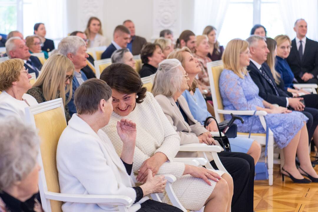 Motinos dienos proga Nausėda apdovanojo 52 mamas ir globėjas