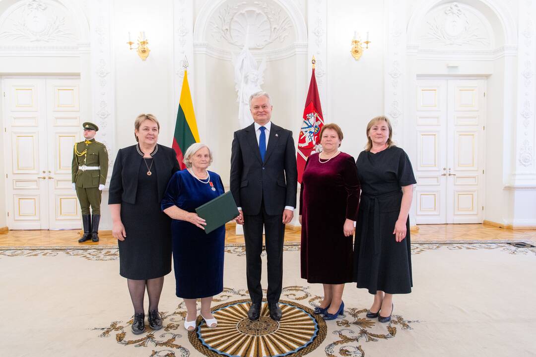 Motinos dienos proga Nausėda apdovanojo 52 mamas ir globėjas