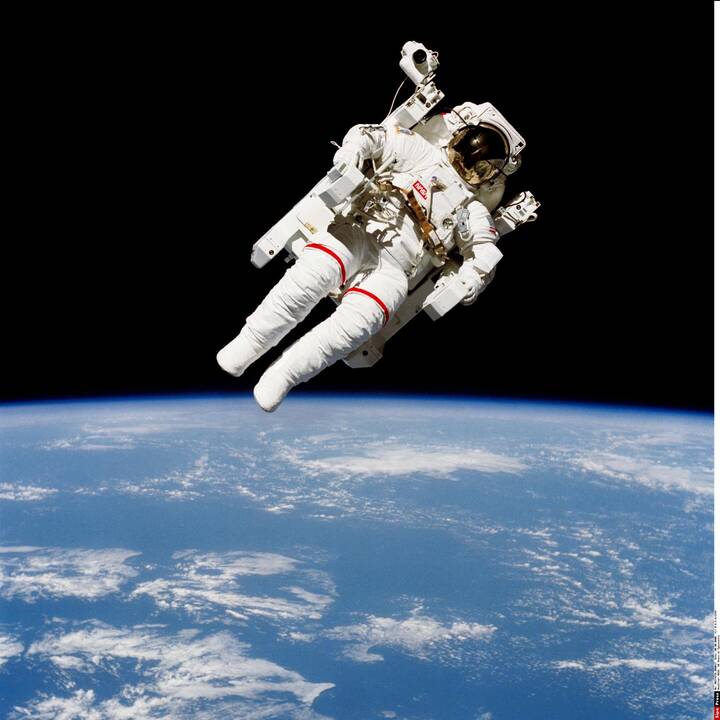 Mirė astronautas, pirmasis išbandęs laisvą pasivaikščiojimą kosmose