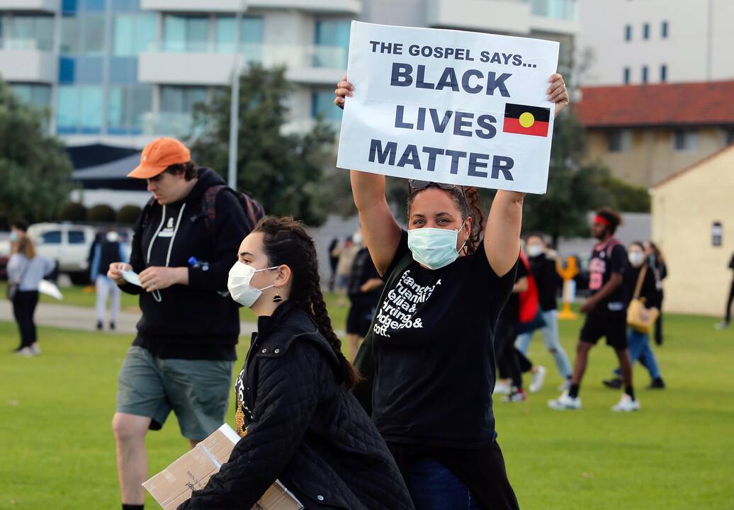 Australijoje tūkstančiai žmonių dalyvavo eisenose už rasinę lygybę 