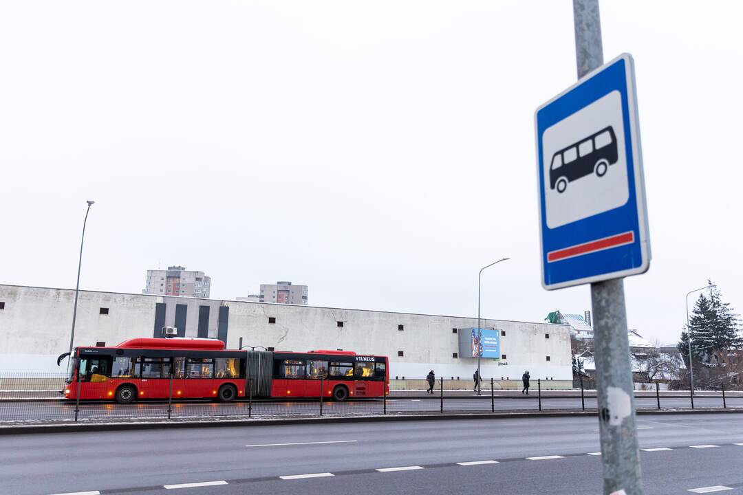 Šiurpus radinys vienoje sostinės viešojo transporto stotelių: aptiktas mirusio vyro kūnas
