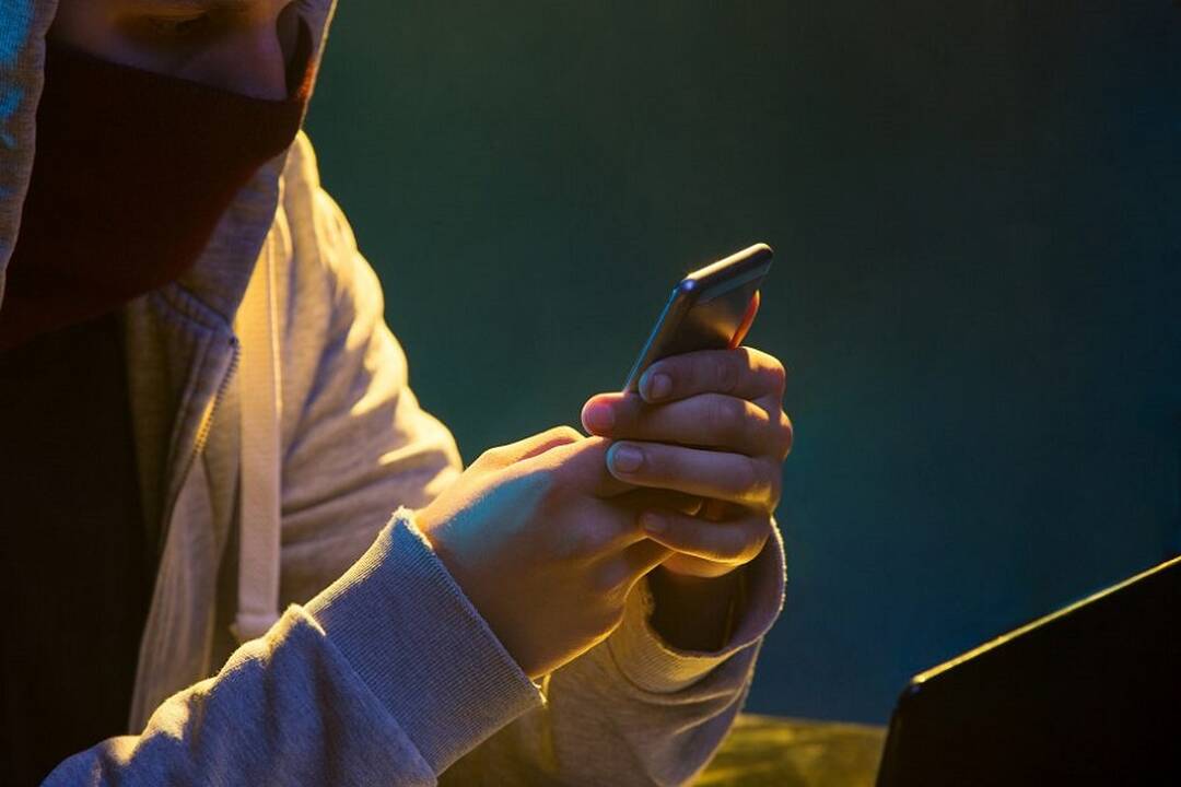 Nuteistasis sukčiaudamas pasisavino telefonus, kompiuterius ir automobilį