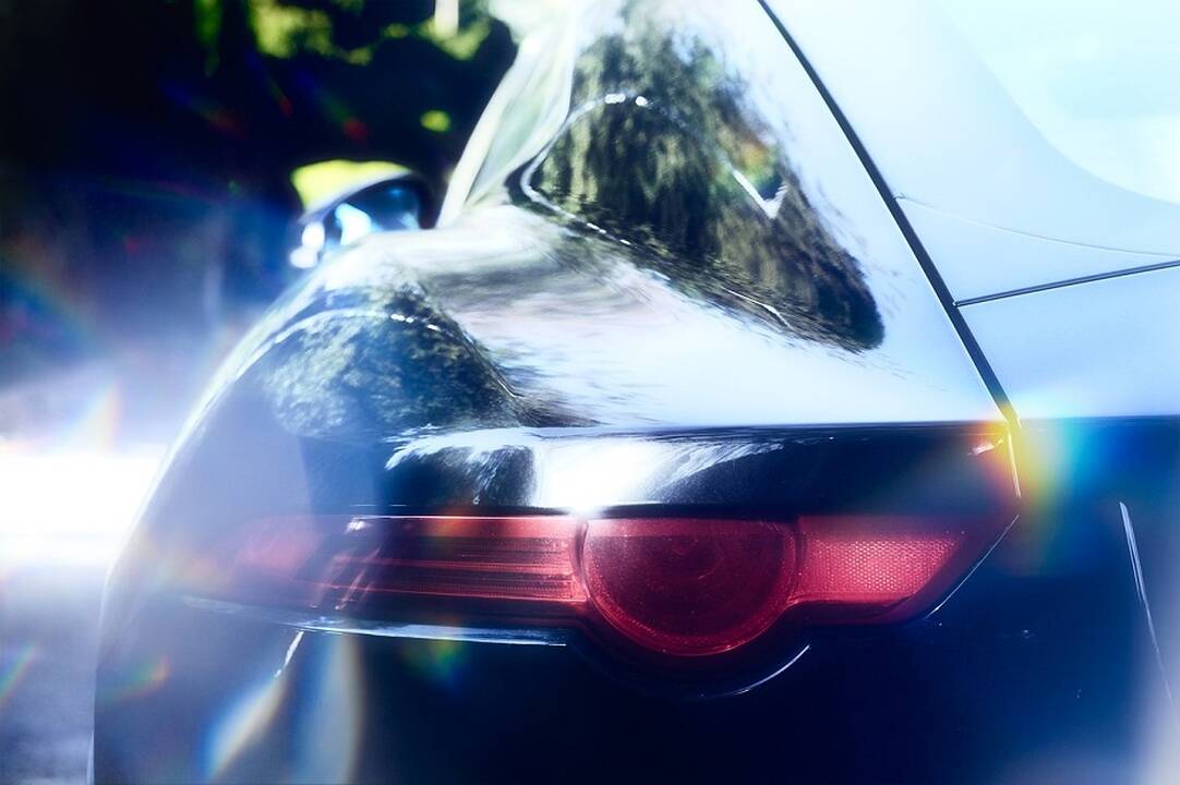 Į namą atsitrenkė „Tesla“