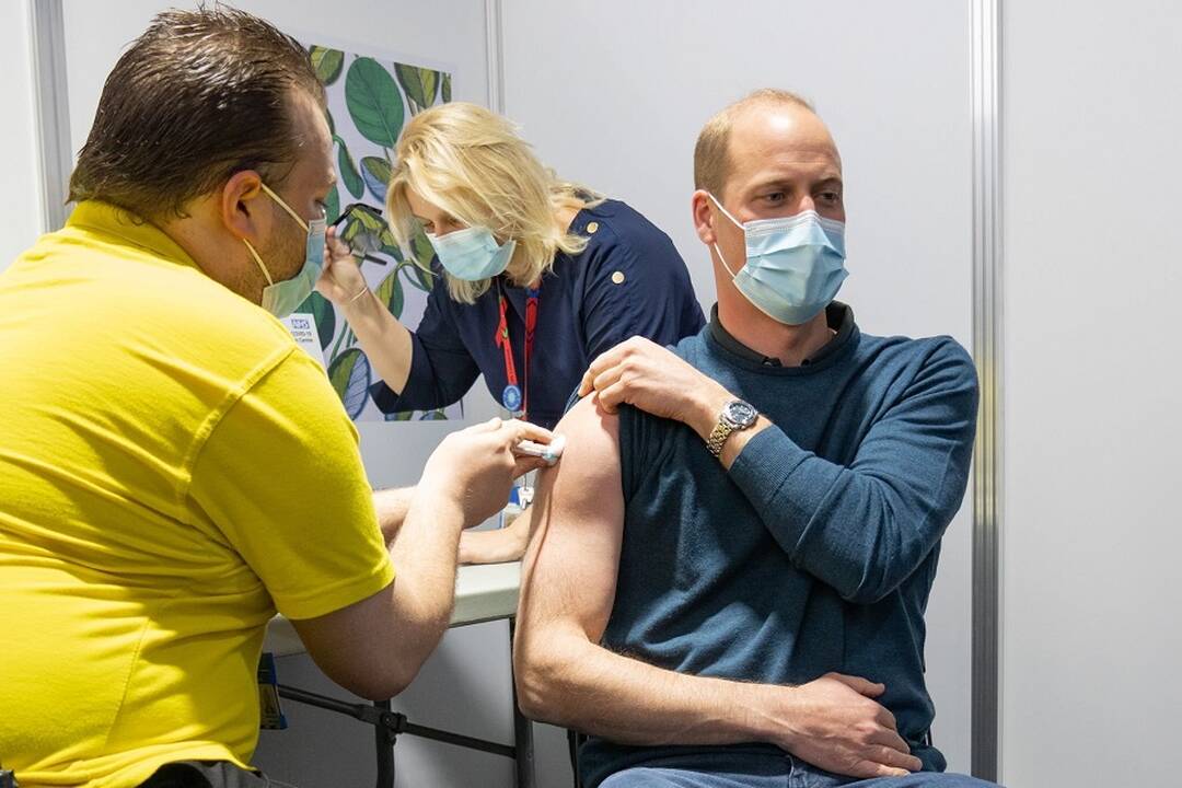 Princas Williamas paskiepytas pirmąja vakcinos nuo COVID-19 doze