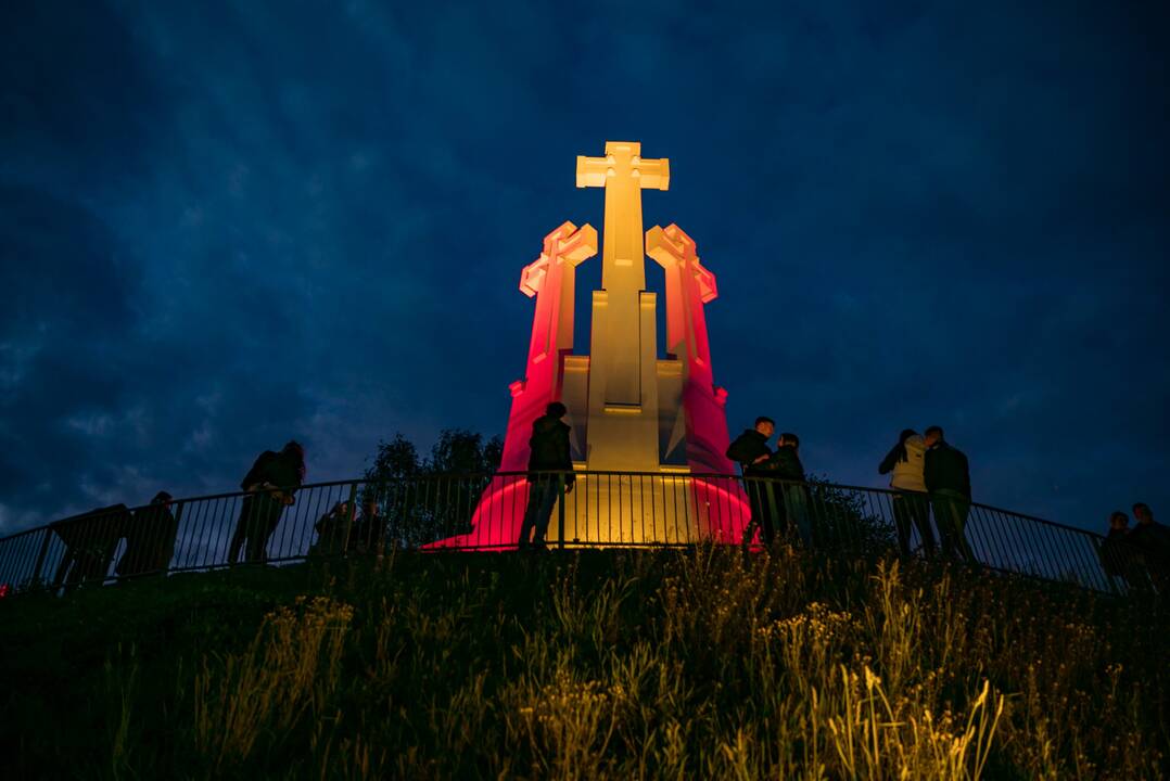 Sostinės Trijų kryžių paminklas nušvito Ispanijos vėliavos spalvomis