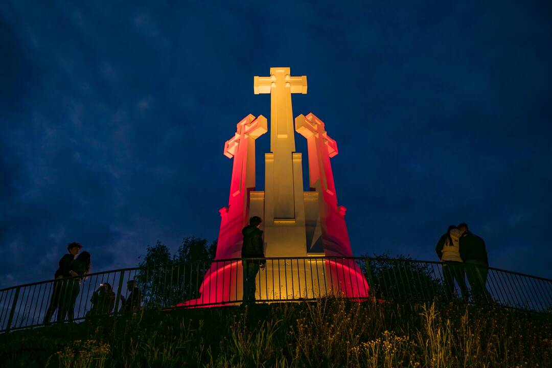 Sostinės Trijų kryžių paminklas nušvito Ispanijos vėliavos spalvomis
