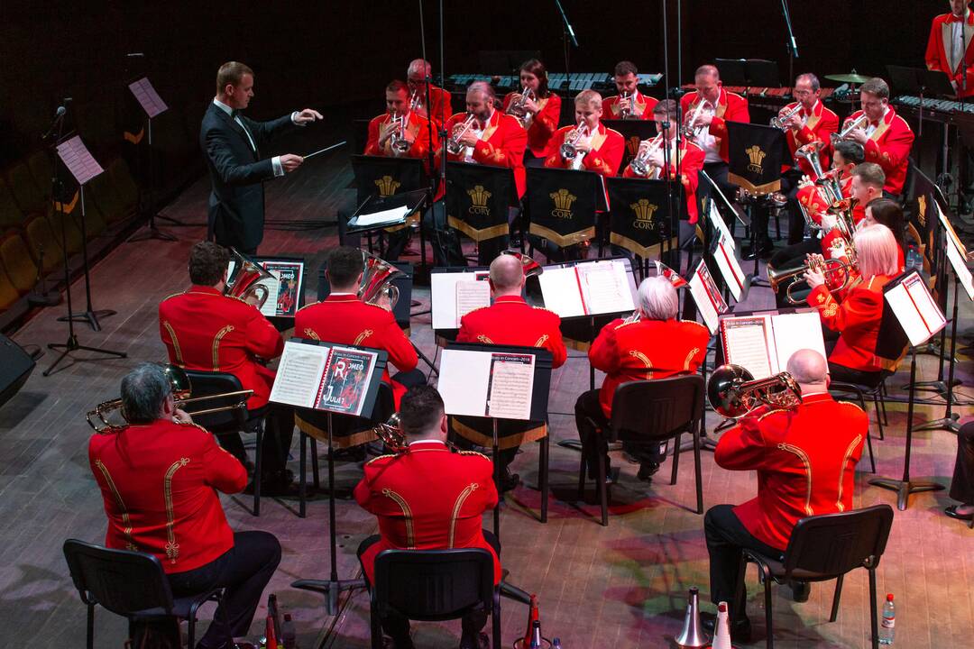„Cory Band“ iš Velso bei orkestro dirigentas Philip Harper.