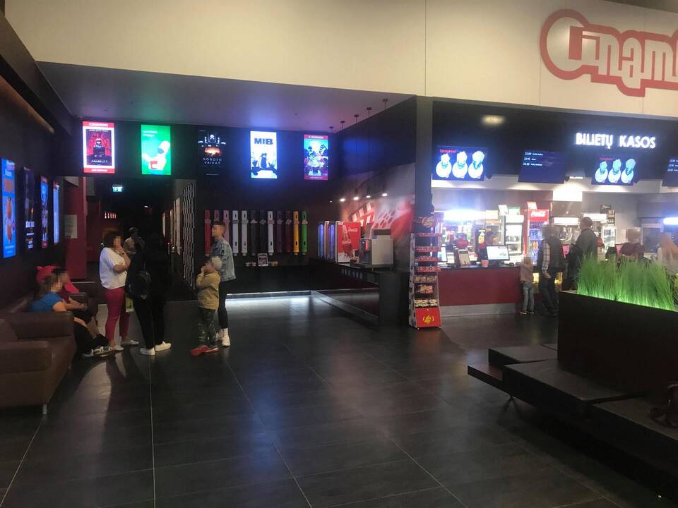 Patikrinimas: kino teatro "Cinamon" atstovams gresia nemalonumai dėl prekybos alkoholiu pažeidimų.