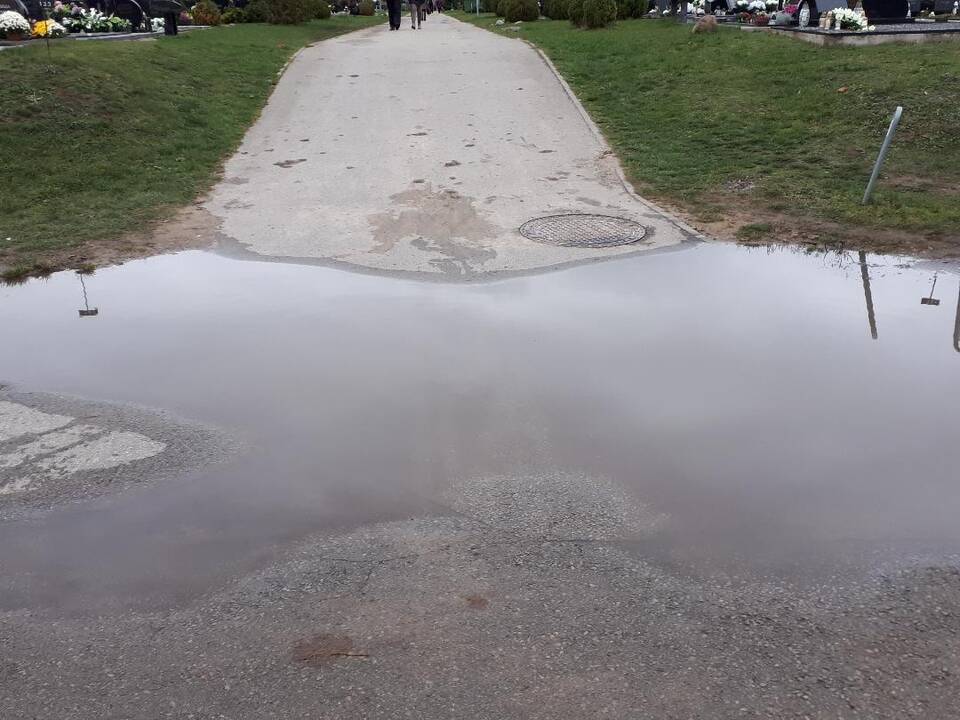 Problema: rudenį su lietaus vandeniu sunkiai tvarkomasi ne tik miesto gatvėse, bet ir kapinėse.