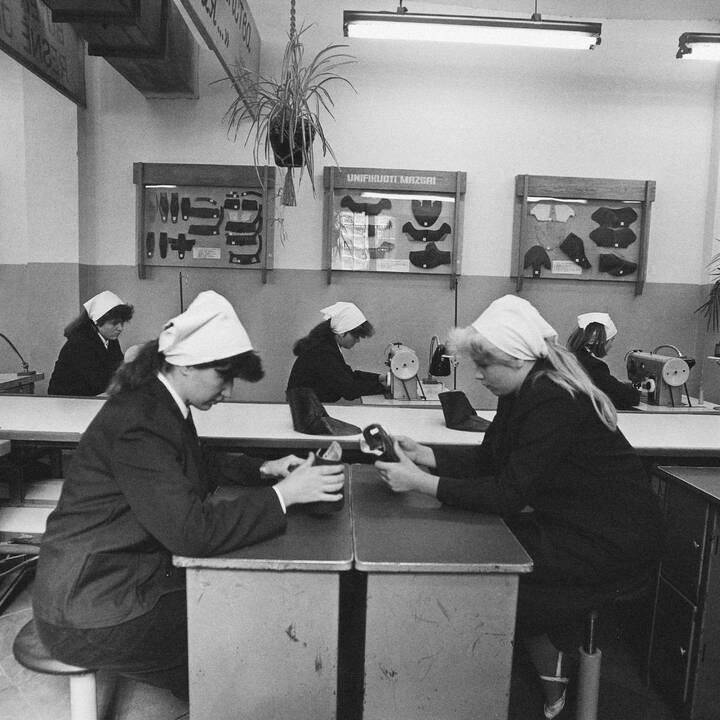 Batų siuvimo praktika. Kauno 37-oji profesinė technikos mokykla, Kaunas, 1985 m.