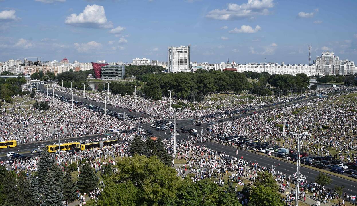Protesto mitingas Minske pritraukė šimtus tūkstančių žmonių