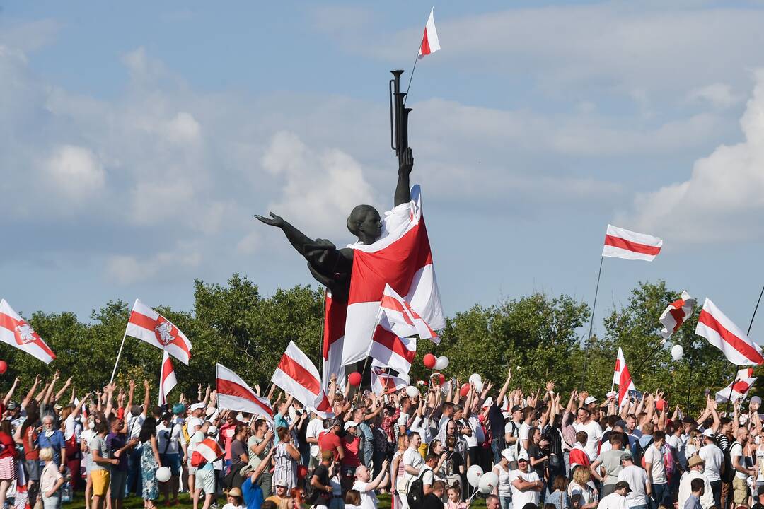 Protesto mitingas Minske pritraukė šimtus tūkstančių žmonių