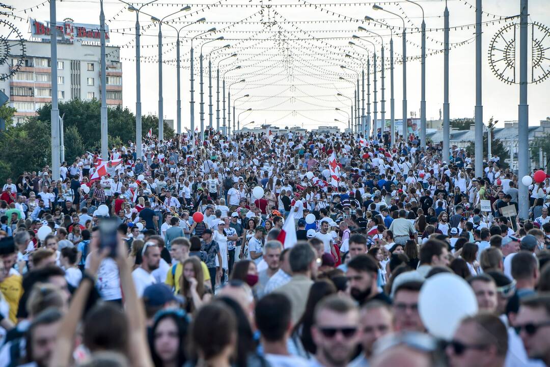 Protesto mitingas Minske pritraukė šimtus tūkstančių žmonių
