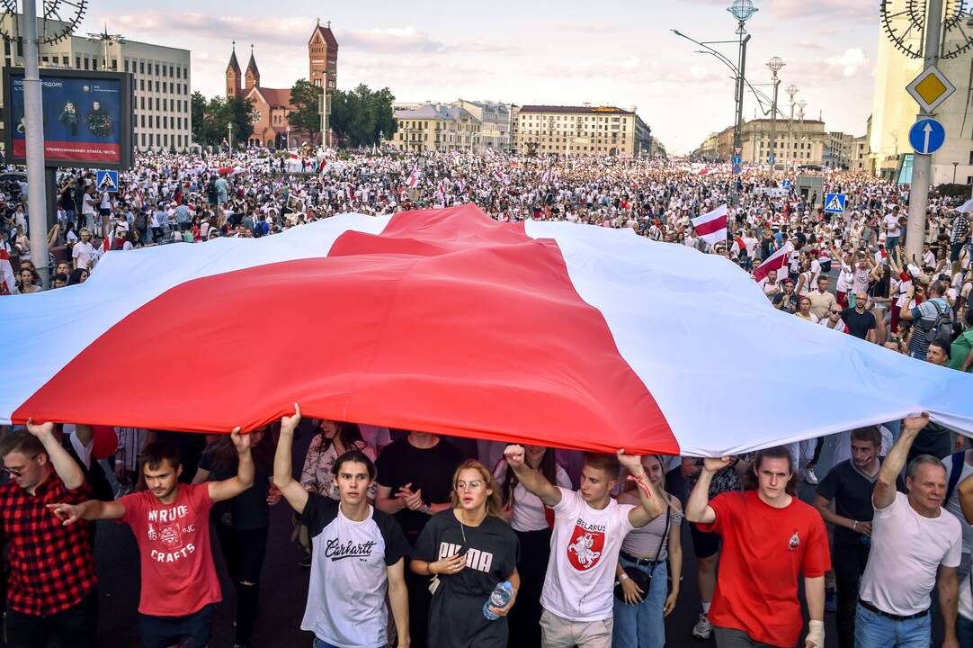 Protesto mitingas Minske pritraukė šimtus tūkstančių žmonių