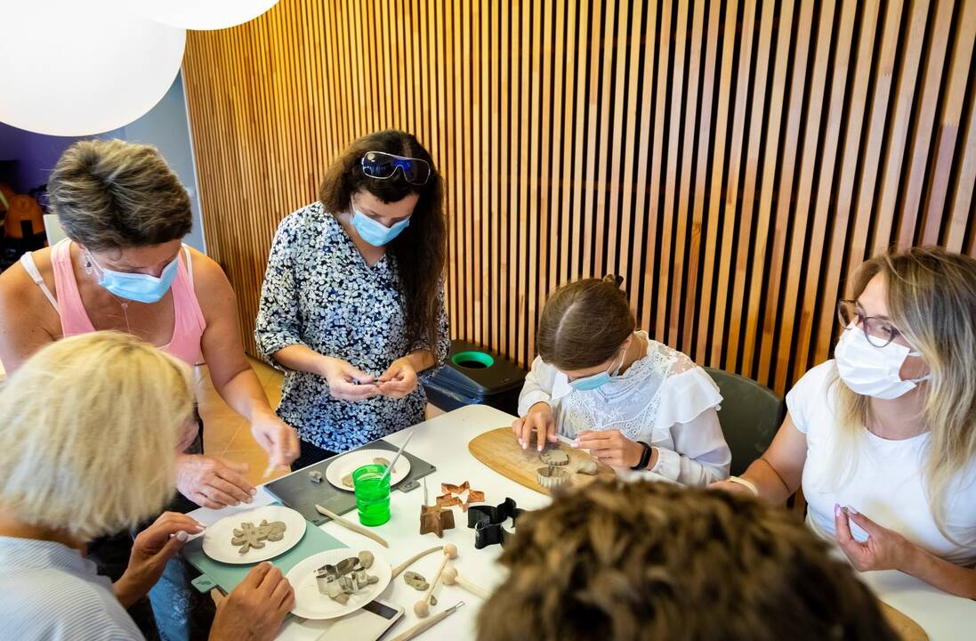 Delfinų terapijos centre menininkė Sonata Kazimieraitienė baigia kurti unikalų keramikinį pano.