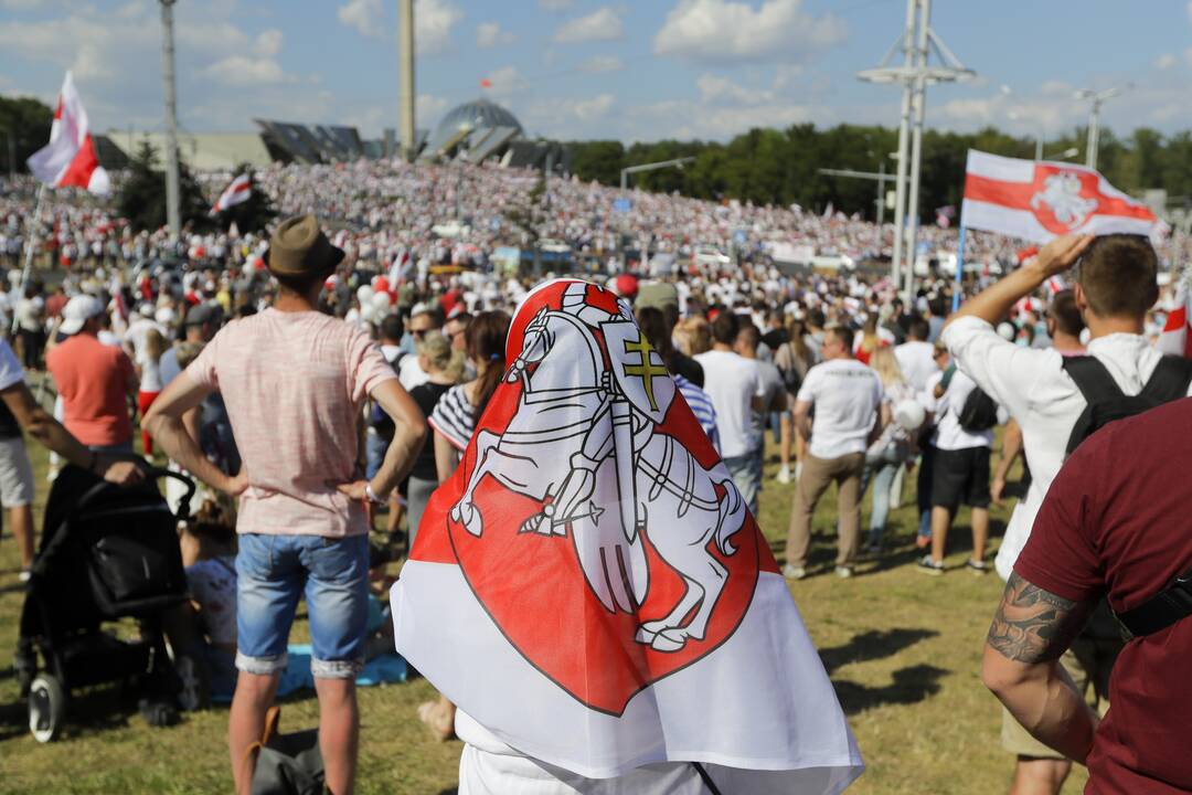 Protesto mitingas Minske pritraukė šimtus tūkstančių žmonių