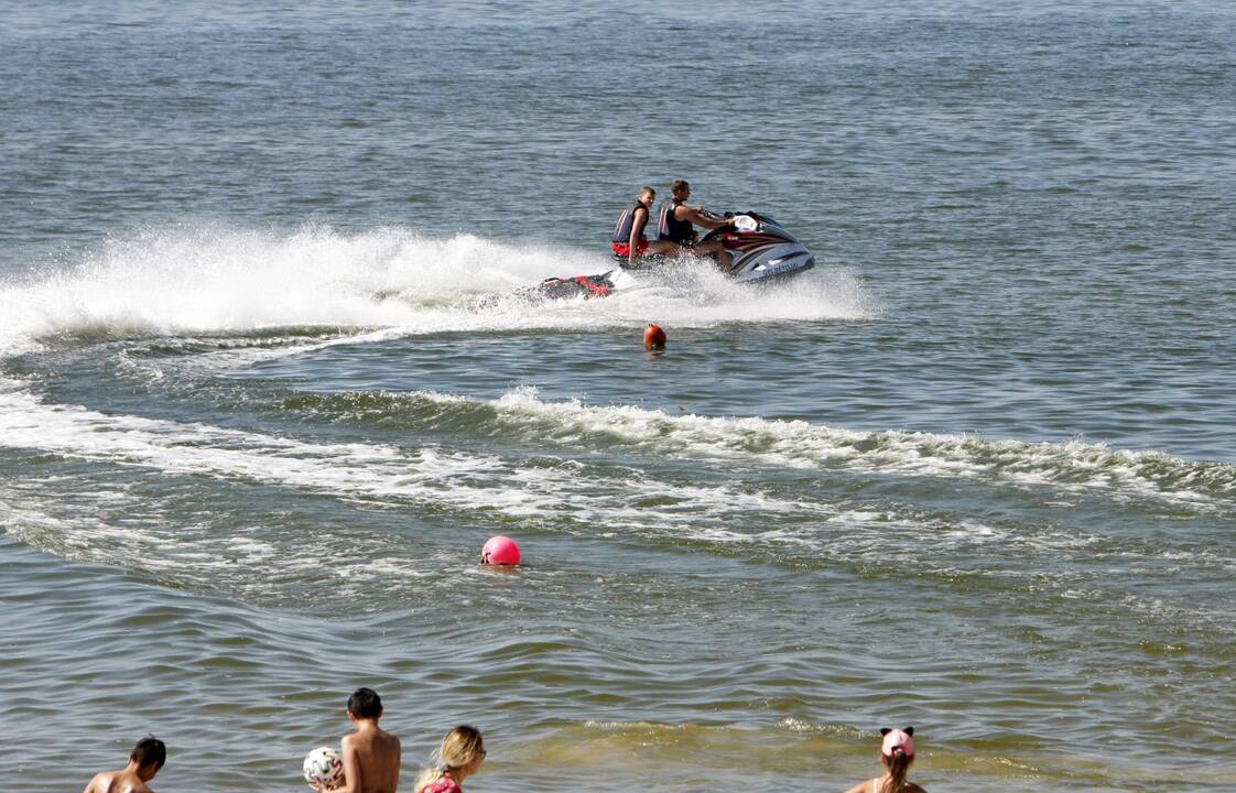 Ruošiasi: gelbėtojai labai dažnai patiria sunkumų su bangų nepaisančiais poilsiautojais.