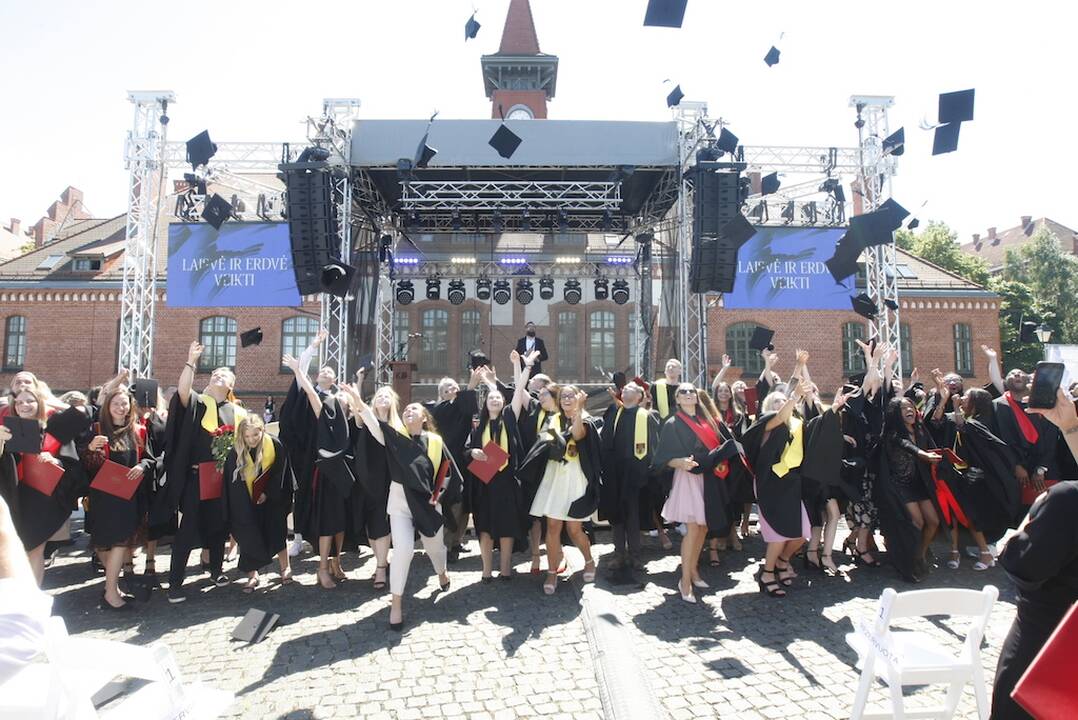 Pripažinimas: kasmet Klaipėdos universitetą baigia gausus būrys studentų, bet savivaldybės premijos verti tik penkių darbai.