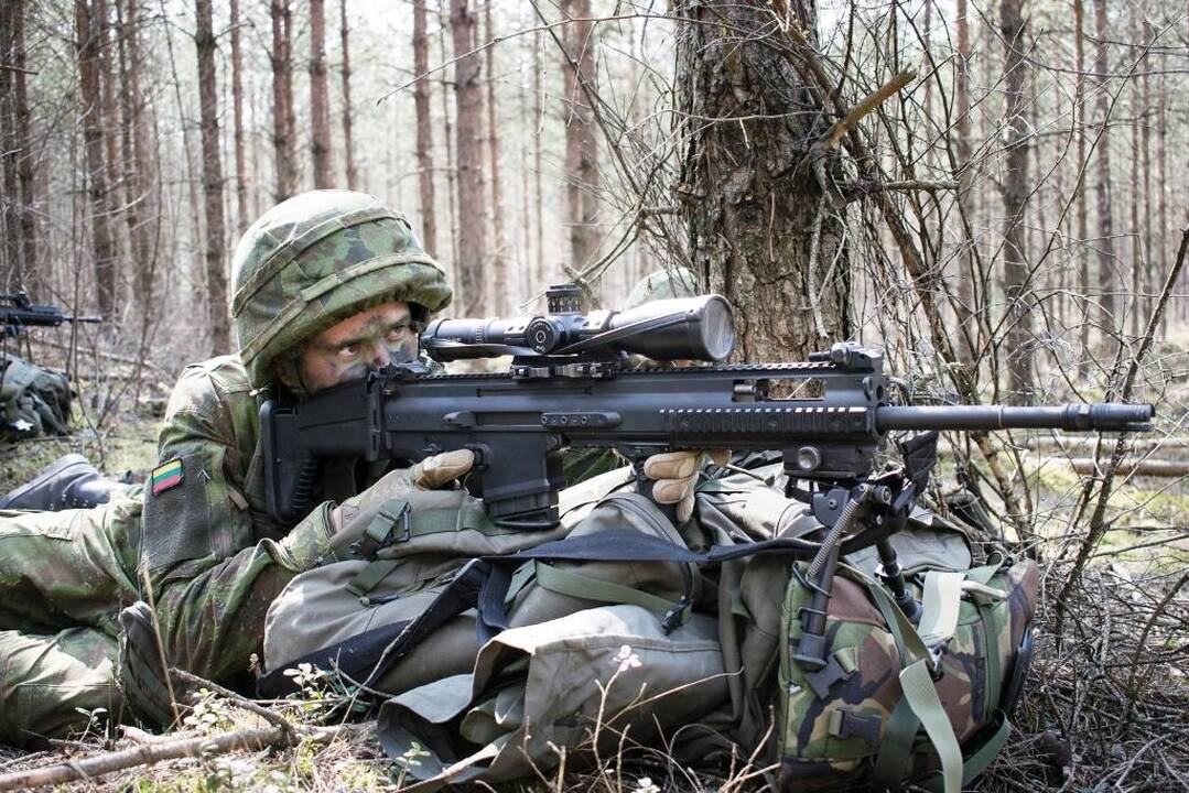 Karių savanorių pratybos.