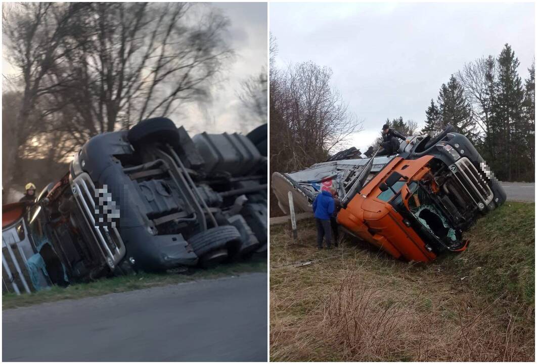 Incidentas: vilkiko vairuotojas nesugebėjo įveikti už Priekulės esančio kelio vingio ir pridarė nuostolių – vilkikas liko sudaužytas gulėti ant stogo, medienos krovinys pabiro pakelėje.