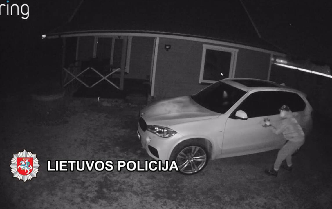 Kretingos rajone BMW vairą bandęs pavogti vyras nuo pareigūnų spruko per dirvas