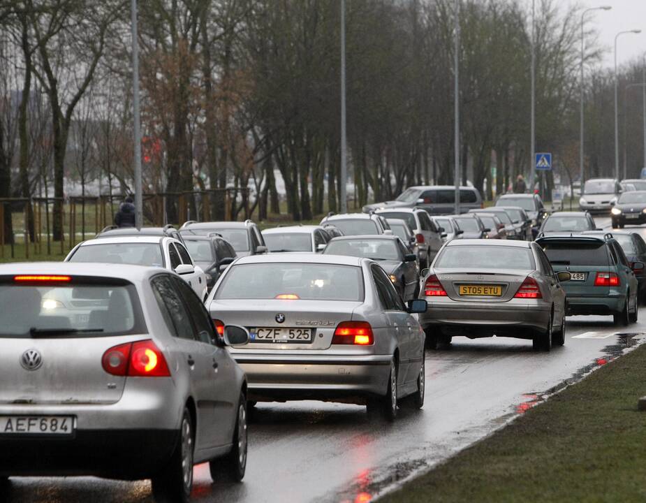 Spūstys: nors daugiabučių kiemai ir taip sausakimši mašinų, policija pasiūlė uždrausti automobilių stovėjimą dar ir dalyje Kauno gatvės.