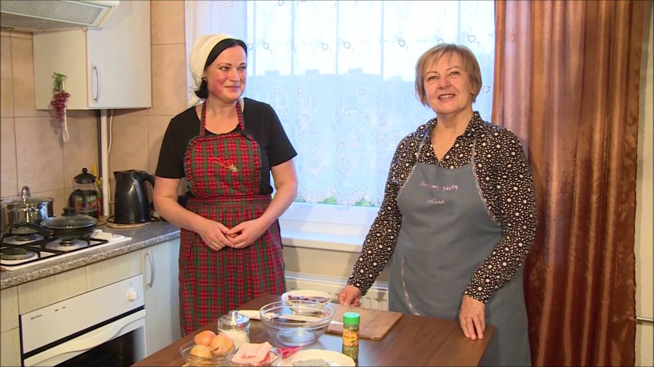 Kadras iš filmo „Paštetas“: I.Šukytė-Ungaro ir D.Kiseliūnaitė.