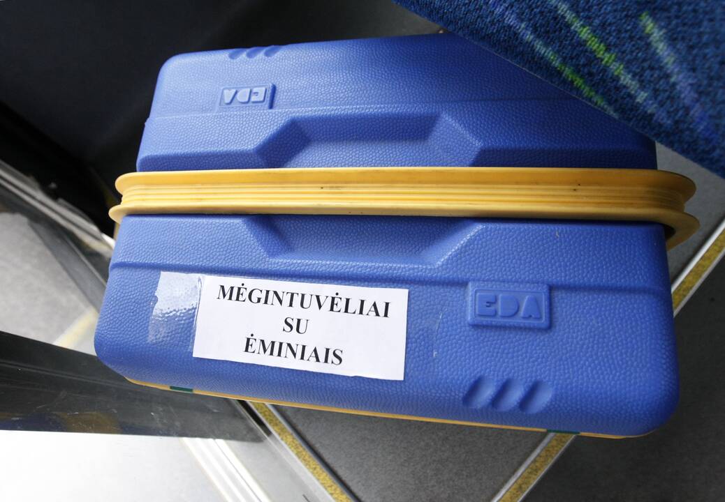 Mėginiai: Klaipėdos mobiliajame tyrimų punkte ir mobiliose brigadose dirbantys medikai jau atliko apie 10 tūkst. testų dėl koronaviruso.